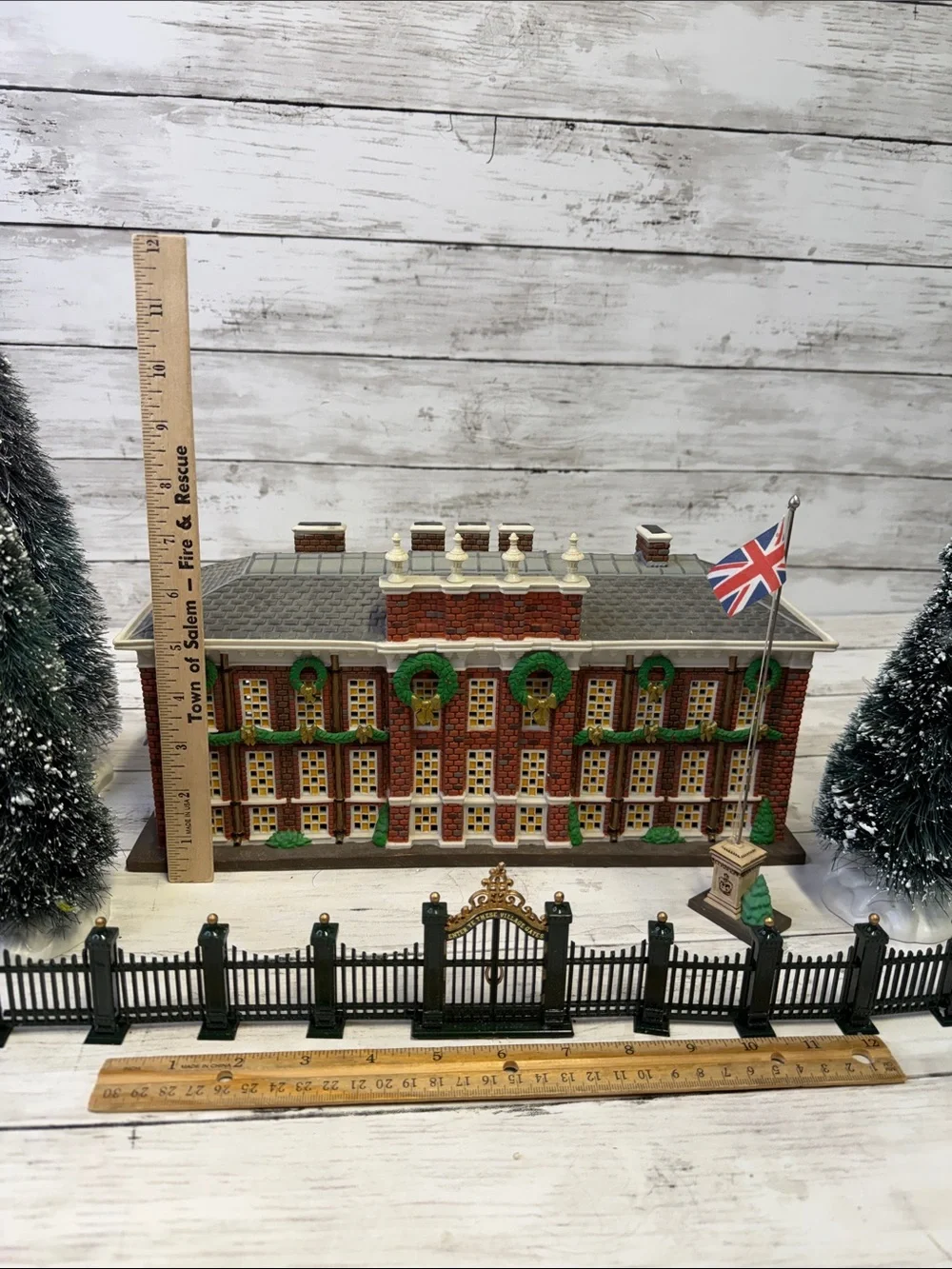 Dept 56 Kennsington Palace Christmas Village Read Description